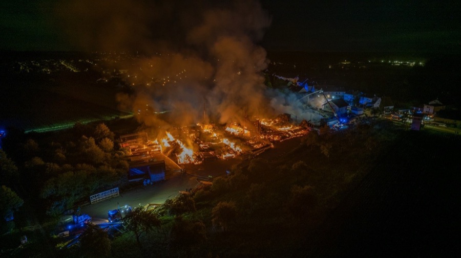 Nächtlicher Großbrand aus der Luft dokumentiert