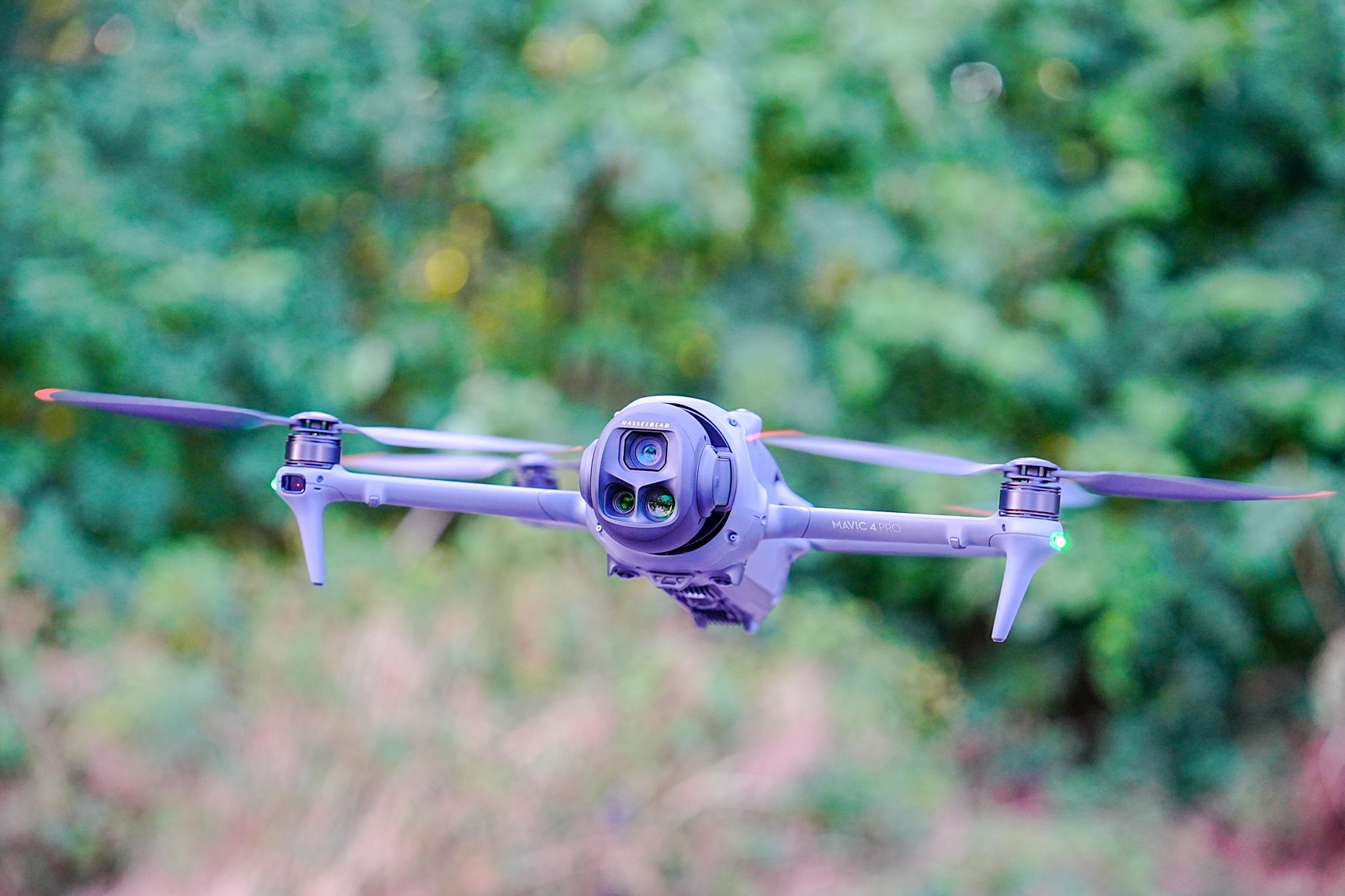 Neue Profi-Drohne DJI Mavic 4 Pro im Flug